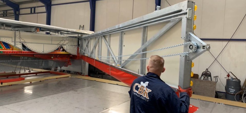 CBK-Techniker beim Aufbau der Konstruktion